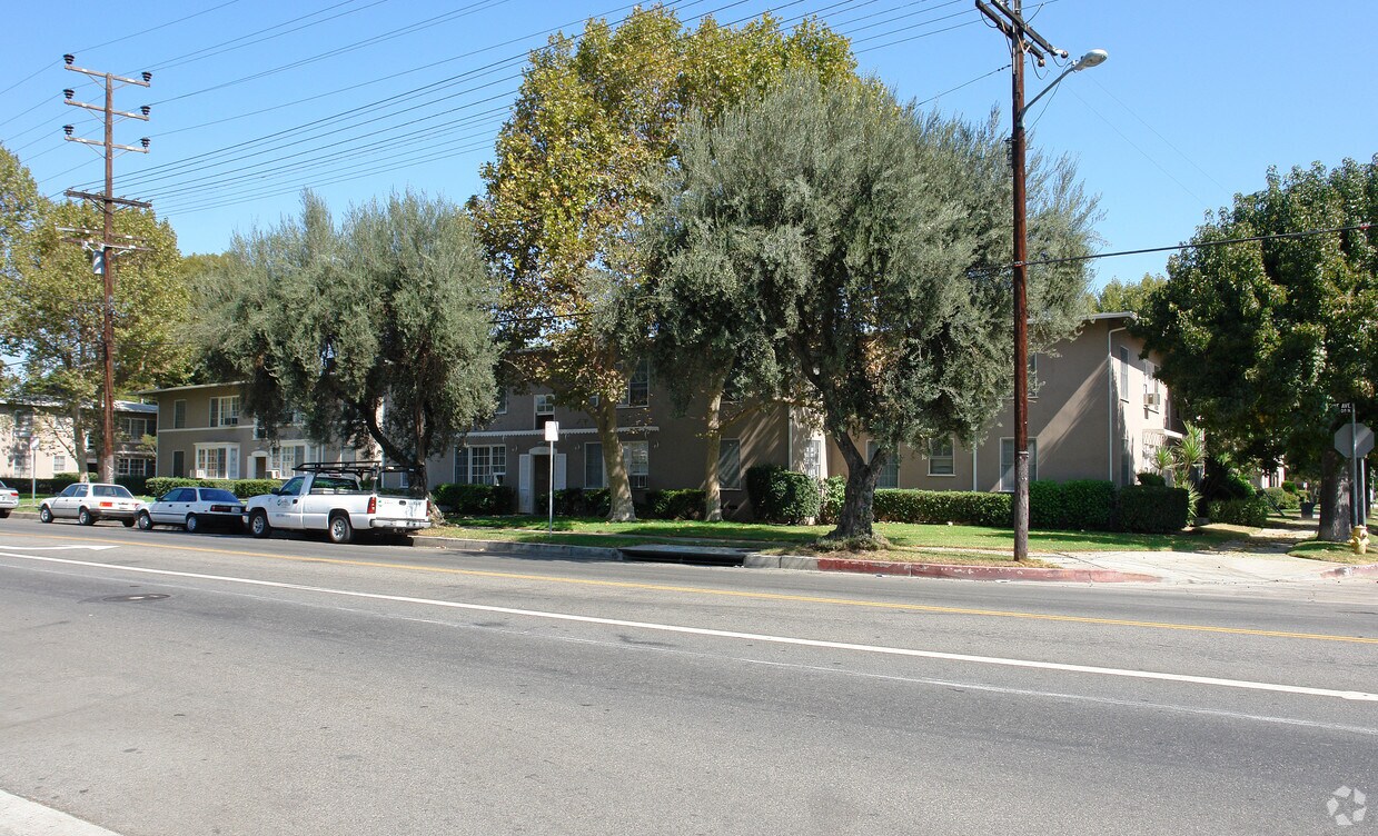 Foto del edificio - 5906 Hazeltine Ave