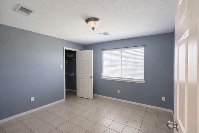 Building Photo - 6415 Autumn Thistle Dr