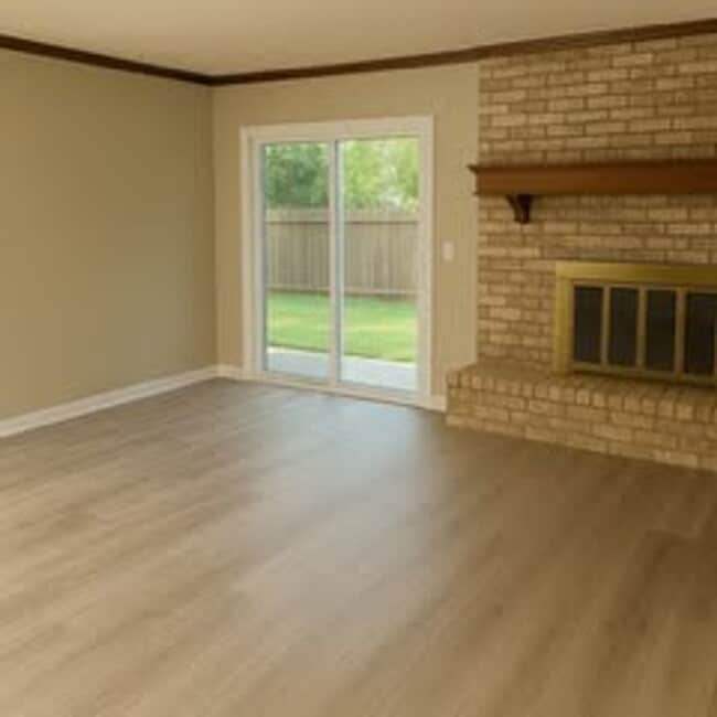 Building Photo - Charming Duplex!