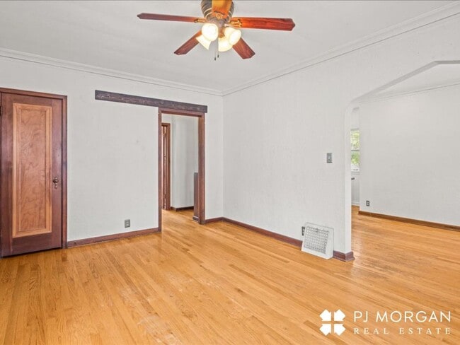 Building Photo - 2 bedroom, 1.5 Bathroom House Available Im...