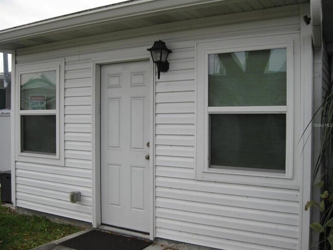 Foto del edificio - 9911 Dahlia St