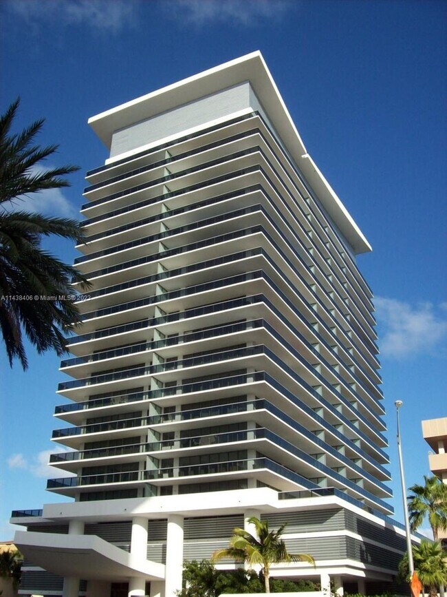 Foto del edificio - 5875 Collins Ave