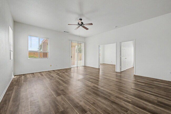 Foto del edificio - 16489 N Oachs Dr