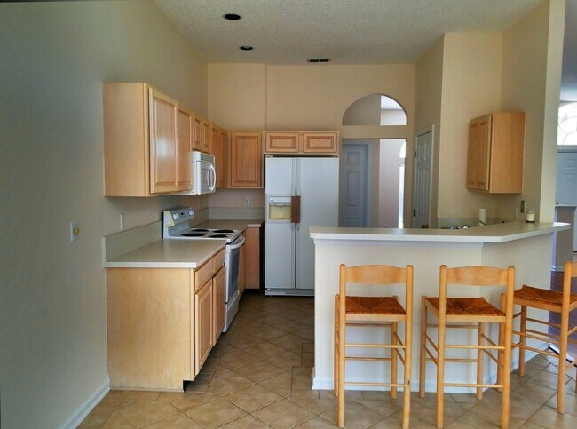 Building Photo - Spacious and Immaculately kept 3/2 on the ...