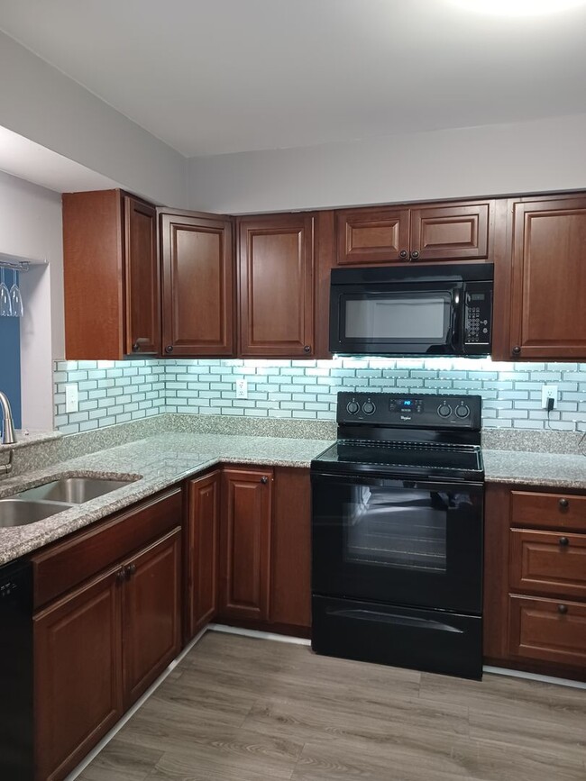 Foto del edificio - Spacious 3 BR townhouse in VA Beach with a...