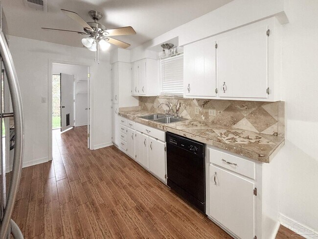Foto del edificio - 10860 Berryhill Rd