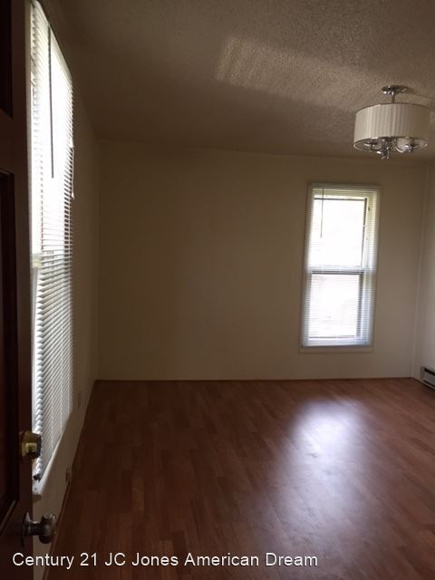 Building Photo - 1 br, 1 bath House - 303 NE D St. #4