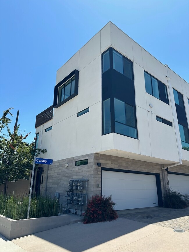 Building Photo - 3290 N Canary Way