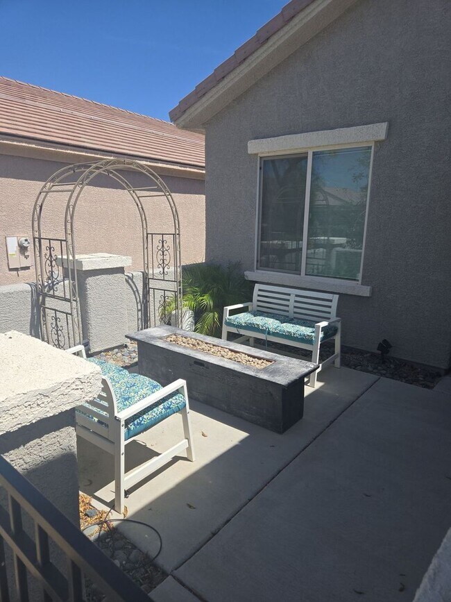 Foto del edificio - 3-bedroom, 2-bath home located in a cul-de-sac in desirable Anthem Highlands.