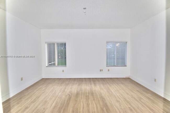 Foto del edificio - 16334  Malibu Dr  25 Weston Fl 33326