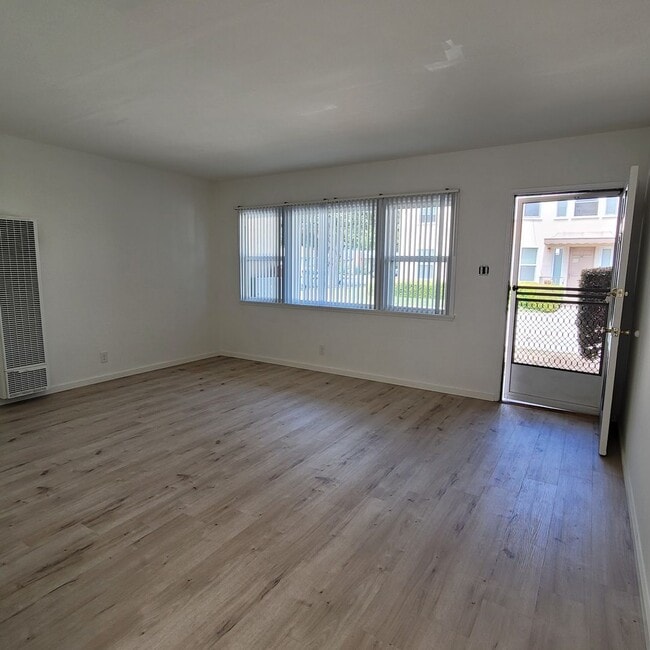 Building Photo - Nice ground floor 2 bdrm midtown Ventura Apt. $2400