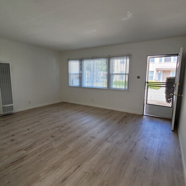 Foto del edificio - Nice ground floor 2 bdrm midtown Ventura Apt. $2400