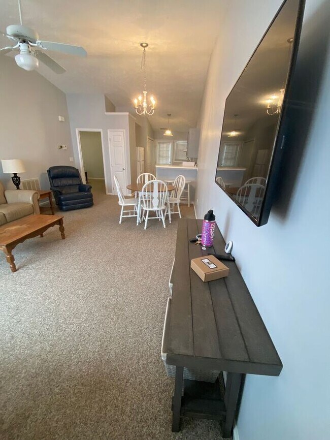 Building Photo - Students Welcome! 2 Bedroom Furnished SHOR...