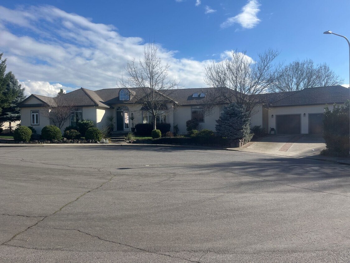 Luxury Home in East Medford House Rental in Medford, OR