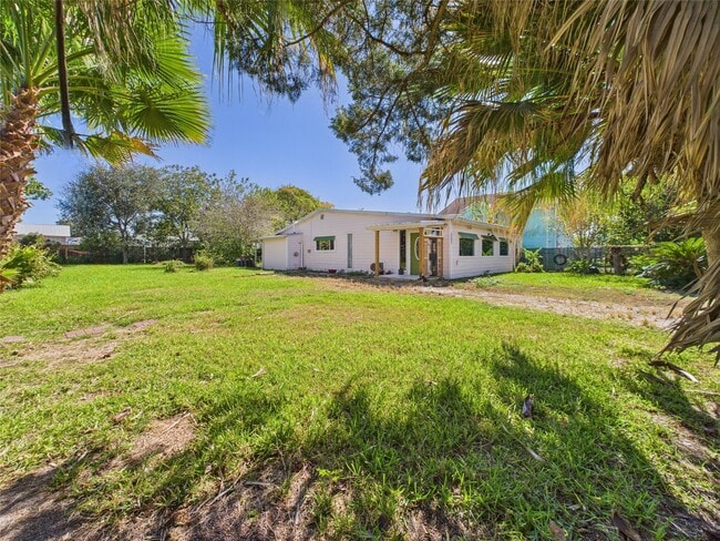 Building Photo - 713 6th St