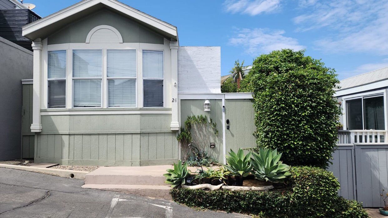 Primary Photo - Perfect Home Walking Distance to Beach