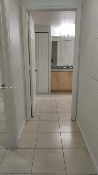 Foto del edificio - 2430 Centergate Dr