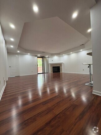 Building Photo - 8615 Scenicview Dr