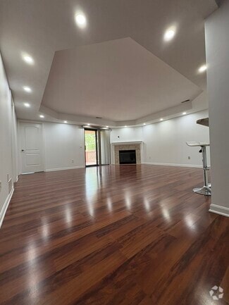 Building Photo - 8615 Scenicview Dr