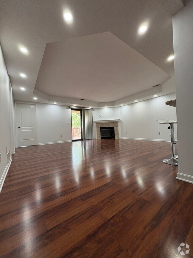 Building Photo - 8615 Scenicview Dr