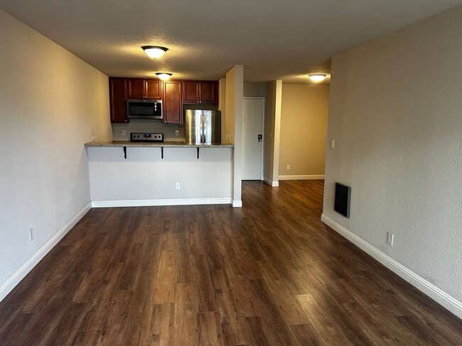 Building Photo - Sunny 1BR in Prime Oakland Location - Pool...