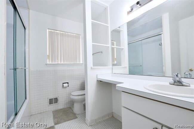 Building Photo - 509 N Fox Hills Dr