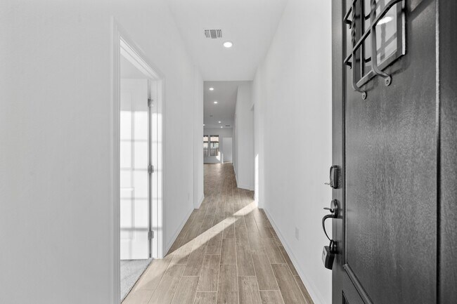 Foto del edificio - 6915 Glennwick Grv Ln