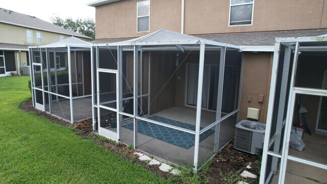 Building Photo - 2 Bedroom - 2.5 Bathroom - Gated Community - Community Pool