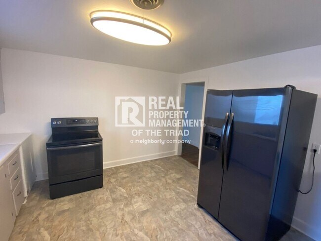 Building Photo - Pristine 2 Bed / 1 Bath Home on Vandalia Road