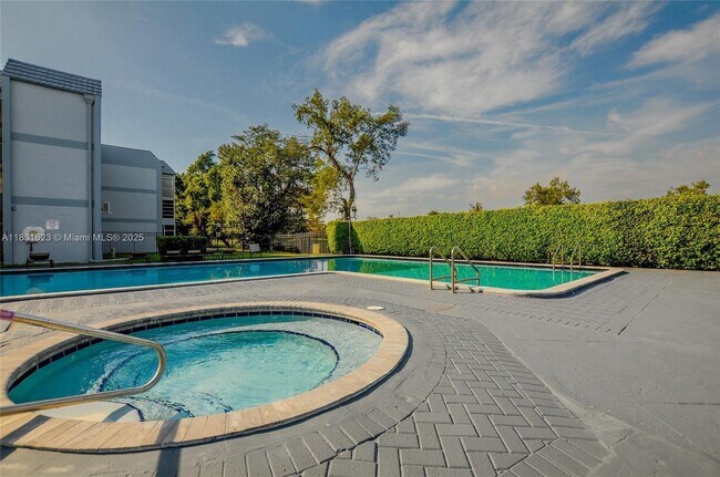Foto del edificio - 8350 Sands Point Blvd