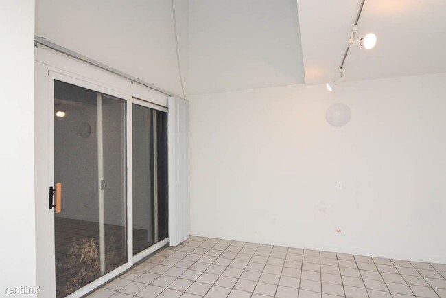Building Photo - 3535 N Southport Ave