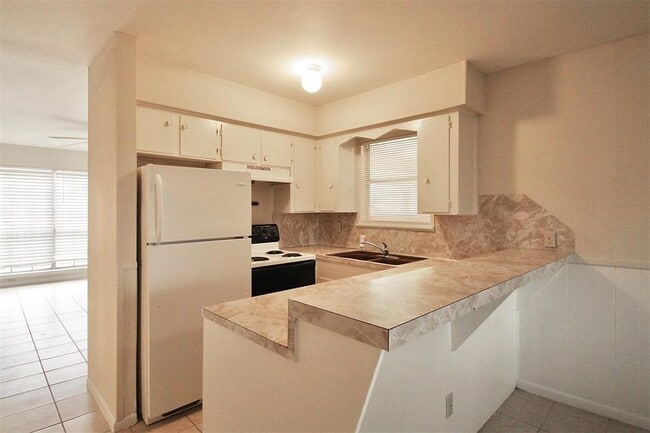 Building Photo - 5800 Eureka Dr