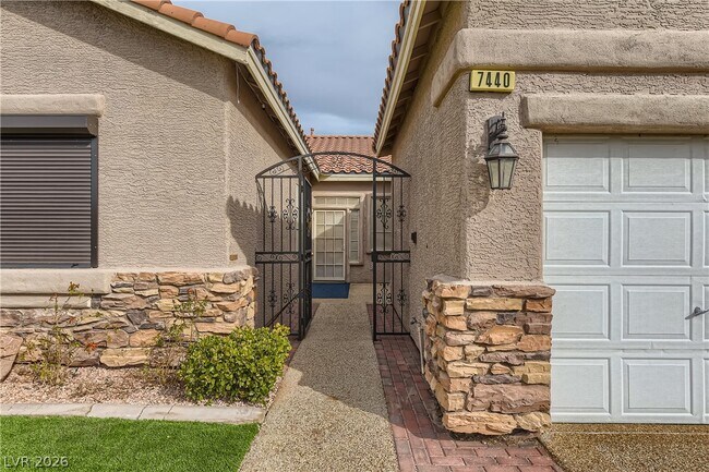 Foto del edificio - 7440 Dry Corral Ln