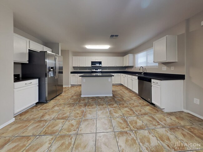 Foto del edificio - 16959 W Central St