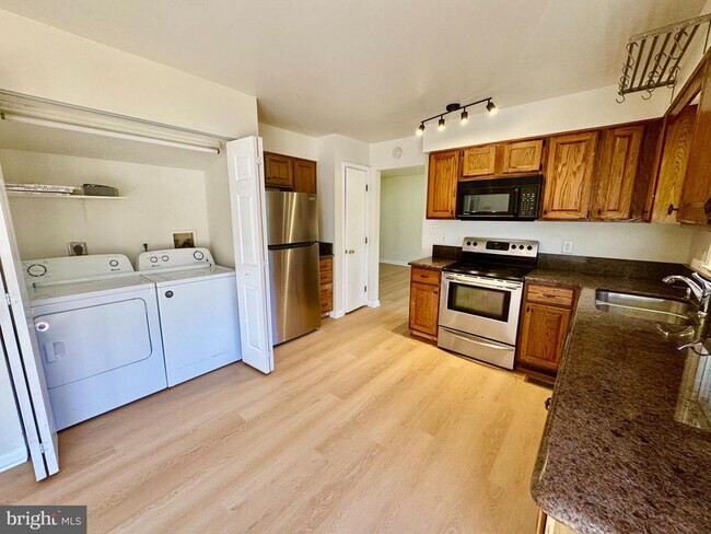 Foto del edificio - 1193 Maple Ave