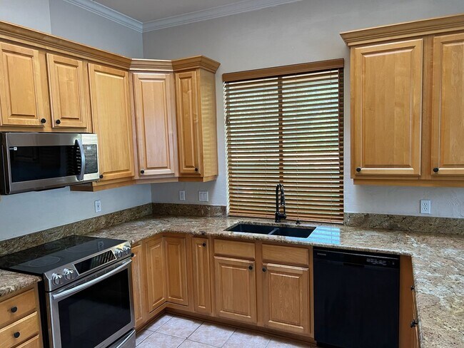 Building Photo - Peaceful Serenity overlooking the golf cou...