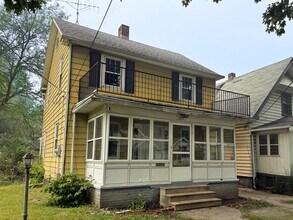 Building Photo - 915 Woodstock Ave