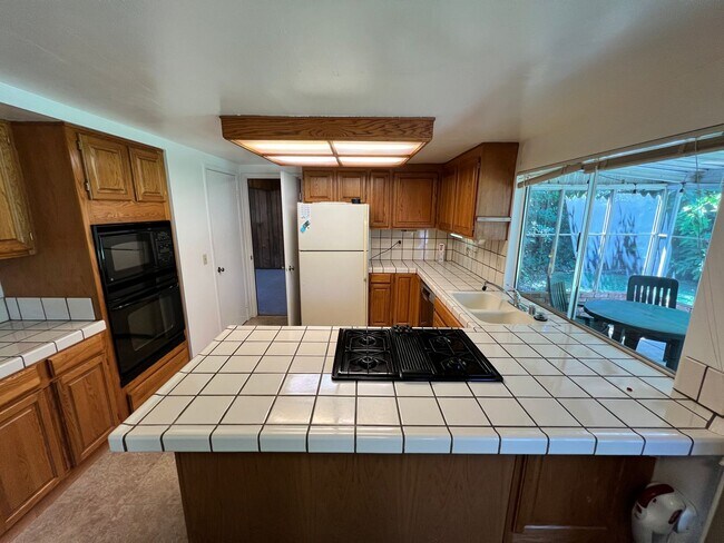 Foto del edificio - Spacious Home in Wonderful Davis Neighborhood!