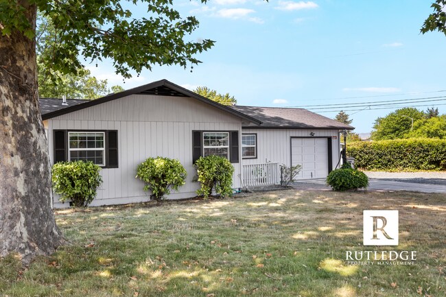Foto del edificio - Spacious Corner Lot Home