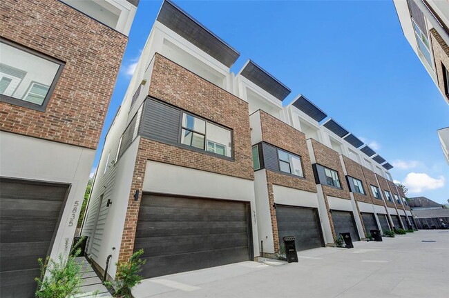 Foto del edificio - 5837 Dolores St