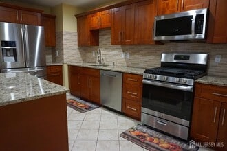 Building Photo - 160 Vasser Dr