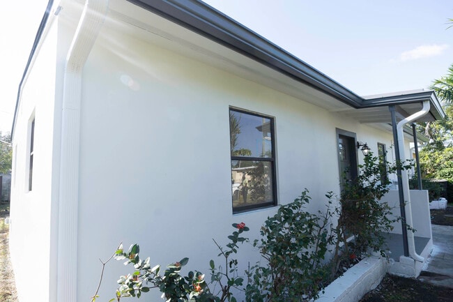 Building Photo - 924 NW 11th Ct