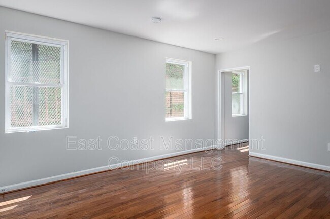 Foto del edificio - 230 S Broadway