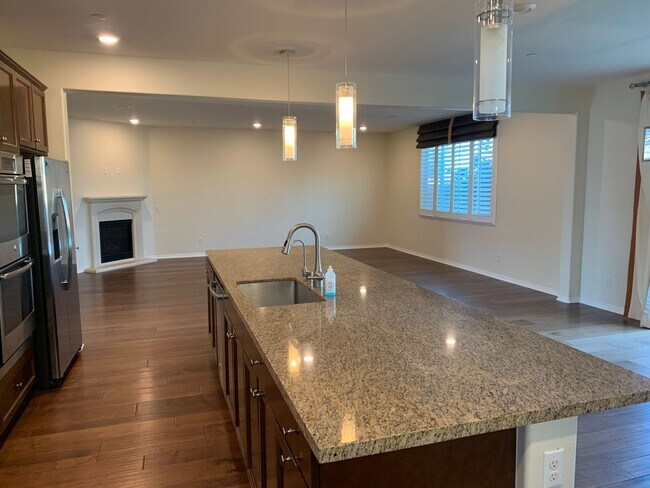 Building Photo - Former Model Home for Rent 4 bed downstair...