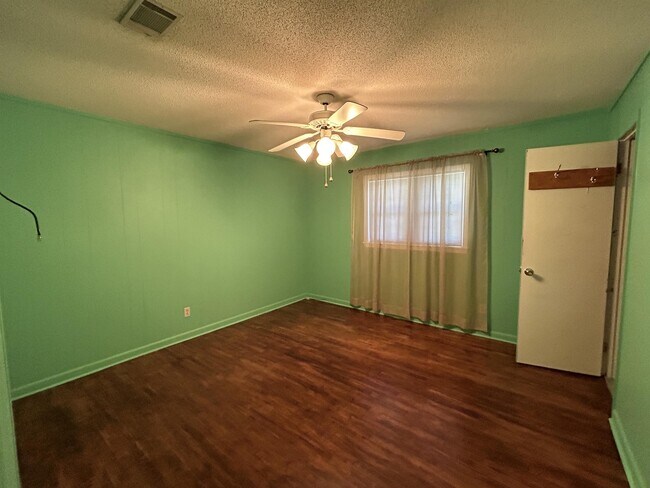 Foto del edificio - 1641 Rayonier Rd