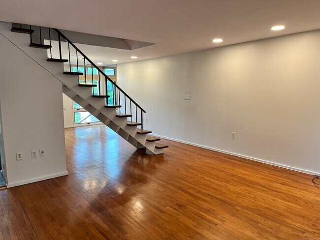 Building Photo - 285 Greene St