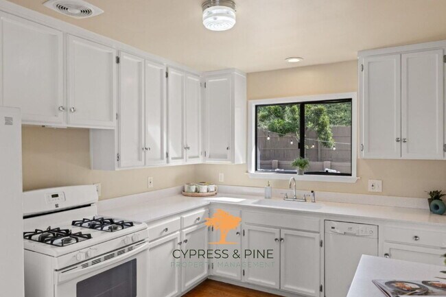 Foto del edificio - "Charming 3-Bedroom Coastal Retreat on Yos...