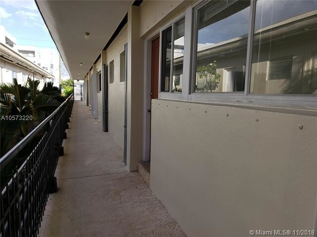 Foto del edificio - 7435 Byron Ave