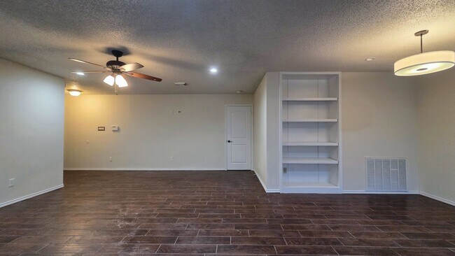 Foto del edificio - Woodlake Park Spacious move in Ready home over 2100 square feet.