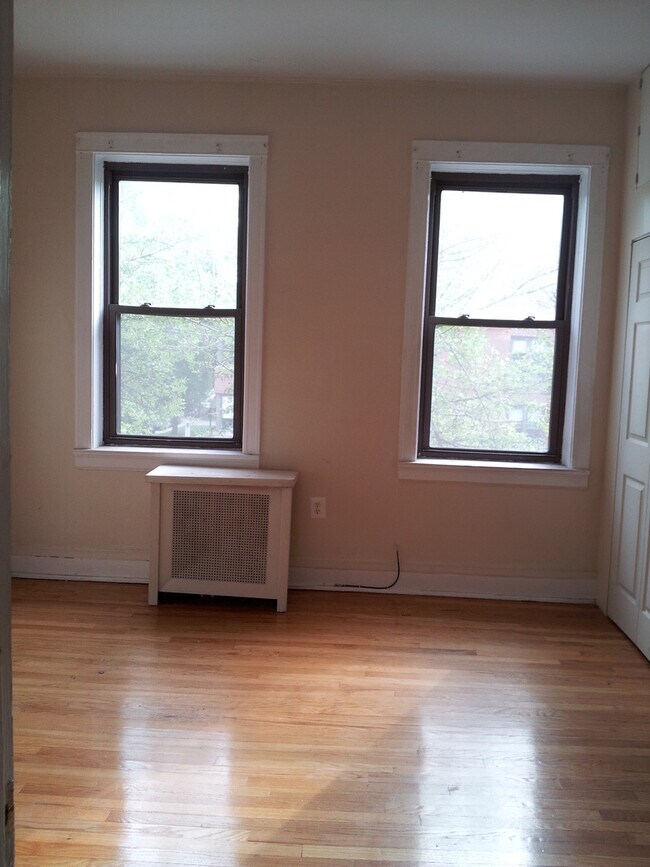 Building Photo - 1155 E Hyde Park Blvd